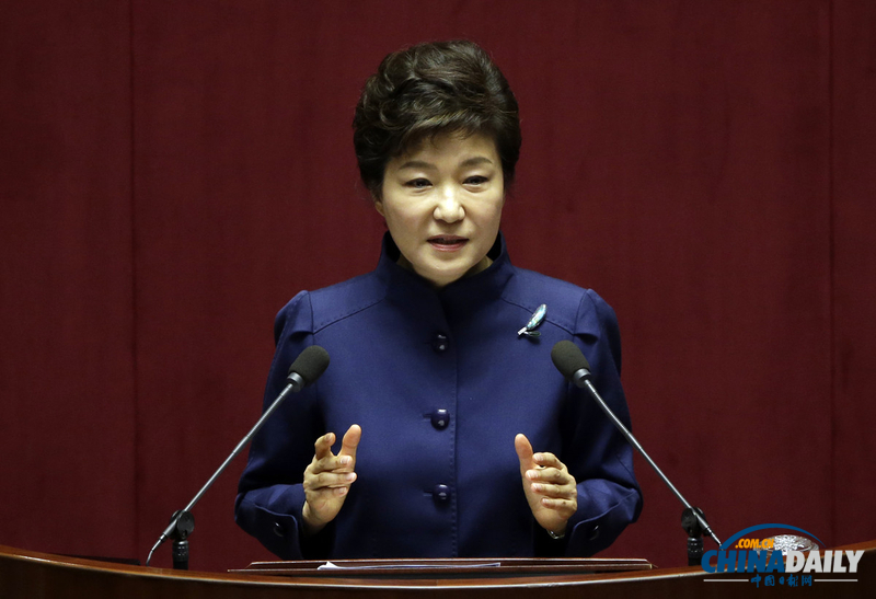 樸槿惠首次發(fā)表施政演講 遭反對黨剃光頭戴口罩抗議