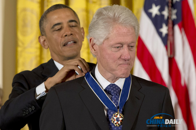 奧巴馬向克林頓頒發(fā)總統(tǒng)自由勛章 紀念前總統(tǒng)肯尼迪