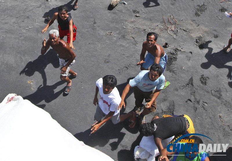 菲律賓空軍向臺風災區(qū)投擲糧食 災民奔跑搶奪