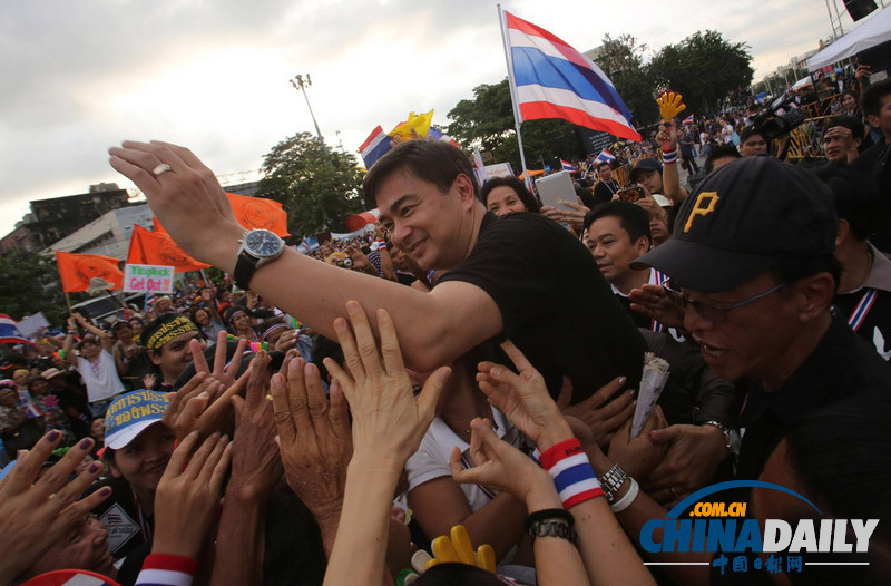 阿披實(shí)現(xiàn)身泰國反政府集會 要求總理英拉下臺