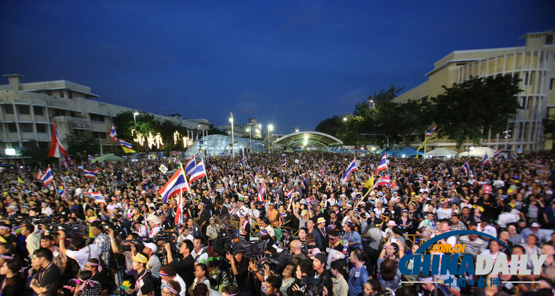 阿披實現(xiàn)身泰國反政府集會 要求總理英拉下臺