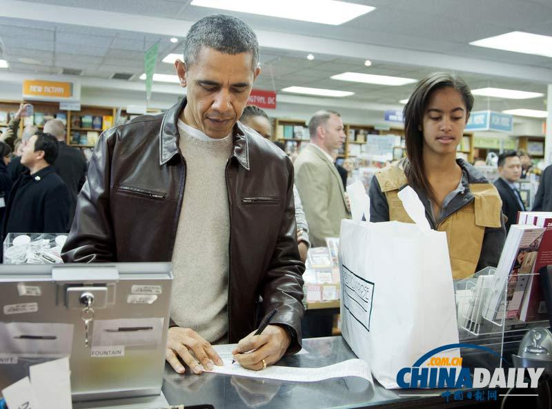 奧巴馬帶女兒書店購書 自己刷卡買單