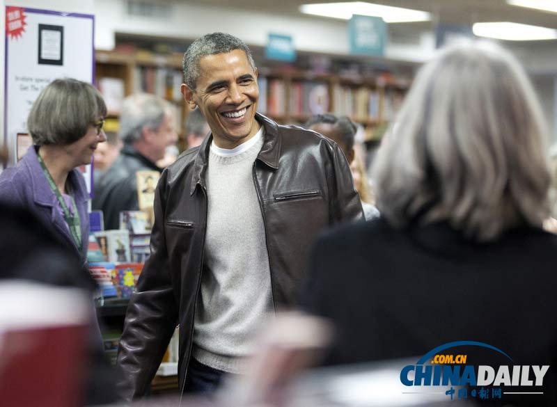 奧巴馬帶女兒書店購(gòu)書 自己刷卡買單