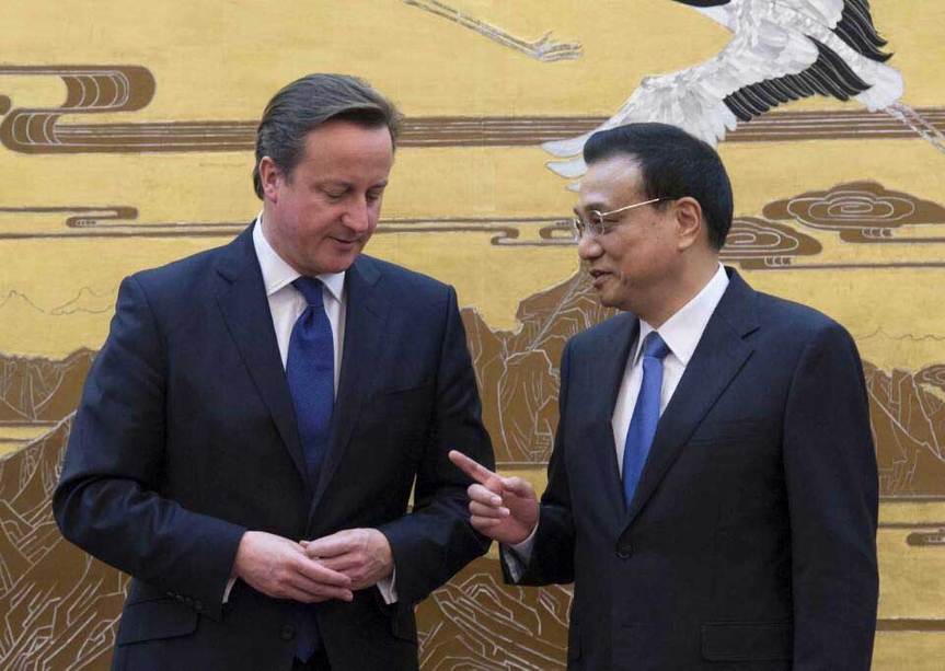 李克強(qiáng)與卡梅倫共同見證中英合作文件簽署