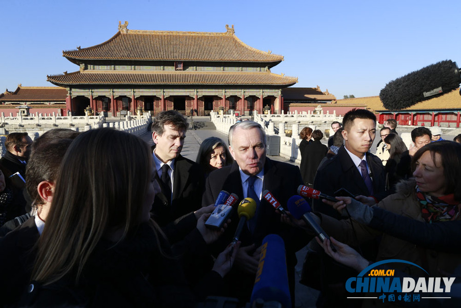 法國總理埃羅參觀故宮博物院 與紅墻比高度