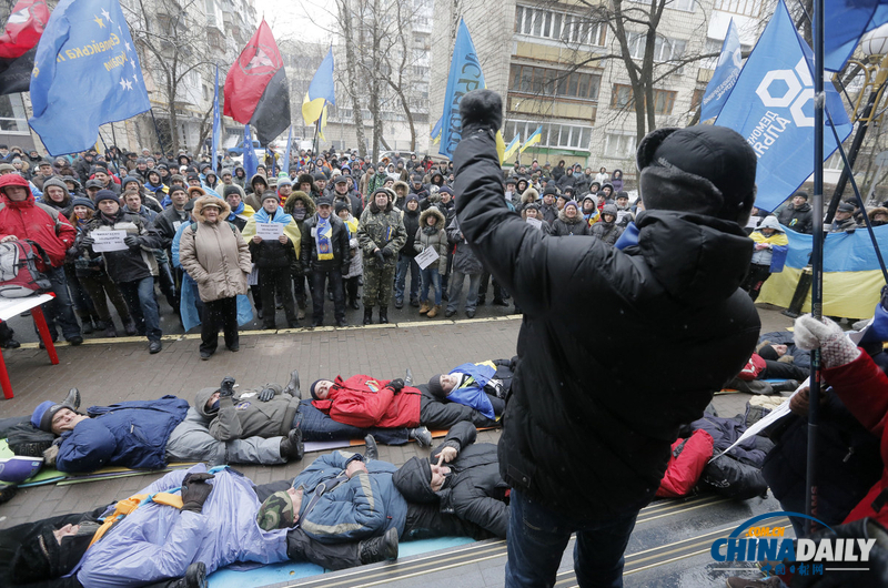 烏克蘭民眾“躺尸”街頭 抗議逮捕示威學生