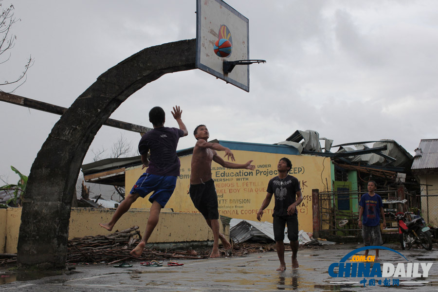 記者探訪菲律賓災(zāi)區(qū) 少年玩籃球不亦樂乎（獨(dú)家組圖）