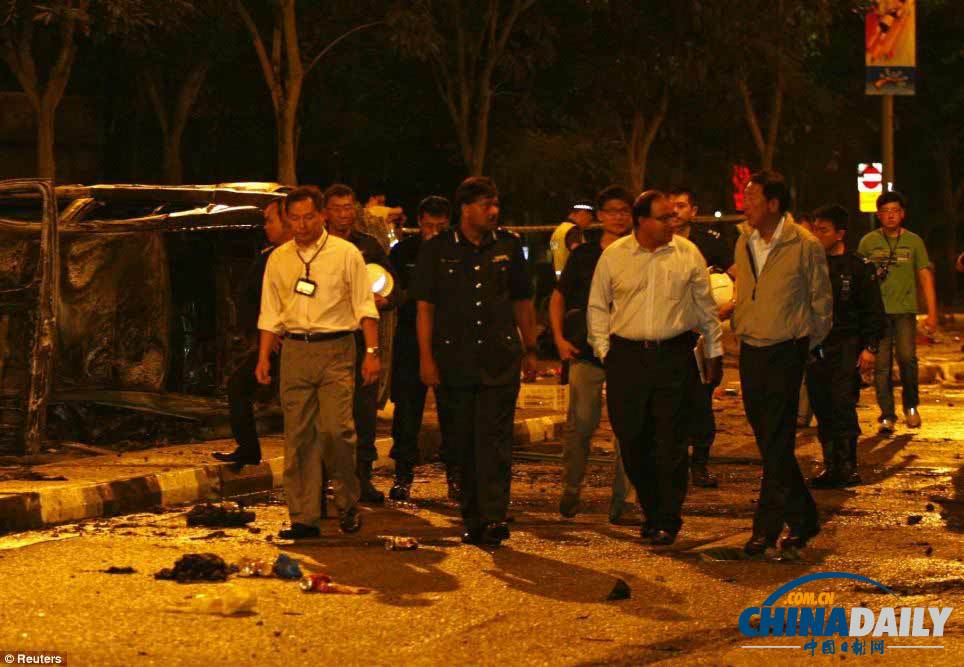 新加坡發(fā)生暴力騷亂事件 多人受傷警車(chē)被燒毀