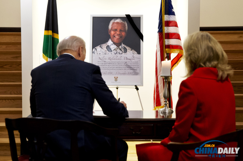 美國(guó)副總統(tǒng)拜登夫婦前往南非駐美大使館悼念曼德拉