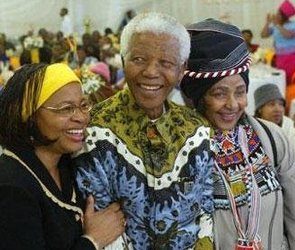 兩任妻子出席曼德拉追悼會(huì) 座位相近交流較少