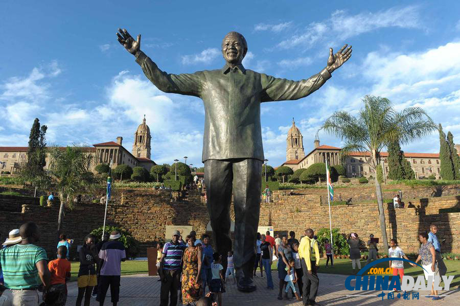 組圖:曼德拉塑像在南非總統(tǒng)府落成揭幕 民眾參觀留影