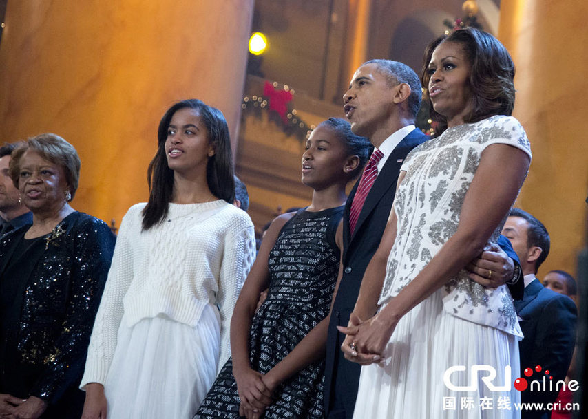 奧巴馬夫人參加圣誕節(jié)目穿天價(jià)套裝引爭議（組圖）