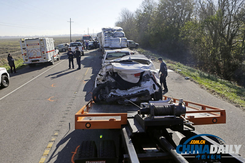 美國(guó)因大霧21輛車發(fā)生連環(huán)車禍 致1死6傷