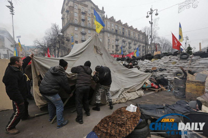 烏克蘭示威者收集柴火擬長期抗?fàn)? valign=