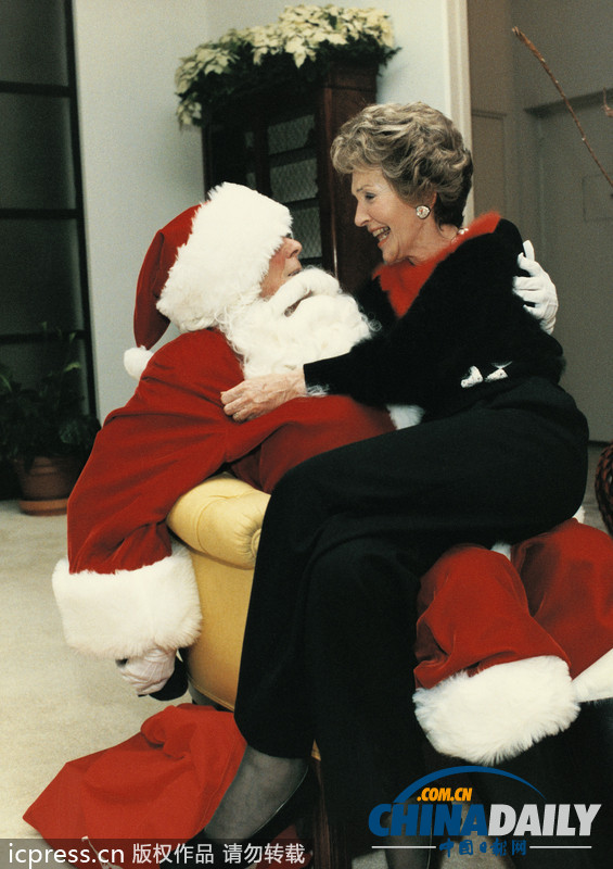扮裝搞鬼拍全家福 盤點(diǎn)各國政要的溫情圣誕時(shí)刻