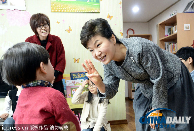 樸槿惠走訪(fǎng)SOS村 與孤兒吃蛋糕做游戲慶祝圣誕