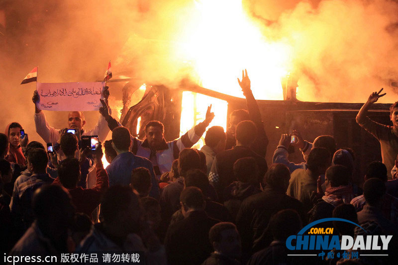 憤怒埃及民眾焚燒小公交車(chē) 車(chē)主支持穆兄會(huì)