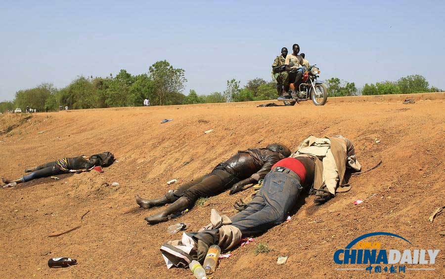 戰(zhàn)亂中南蘇丹圣誕節(jié)一瞥 民眾禱告士兵全副武裝