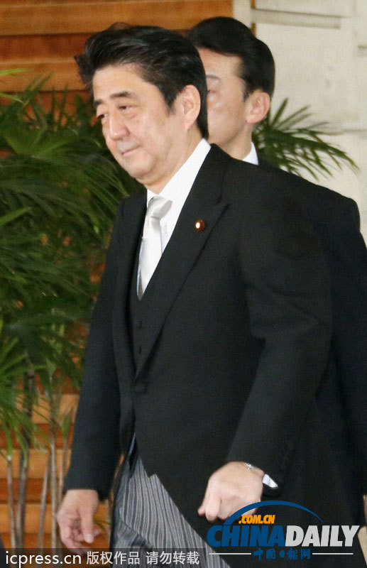 安倍晉三在神職人員引領(lǐng)下參拜靖國神社