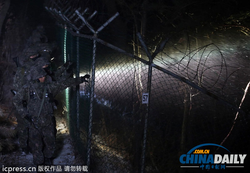 韓國(guó)士兵全副武裝在韓朝邊境巡邏（組圖）