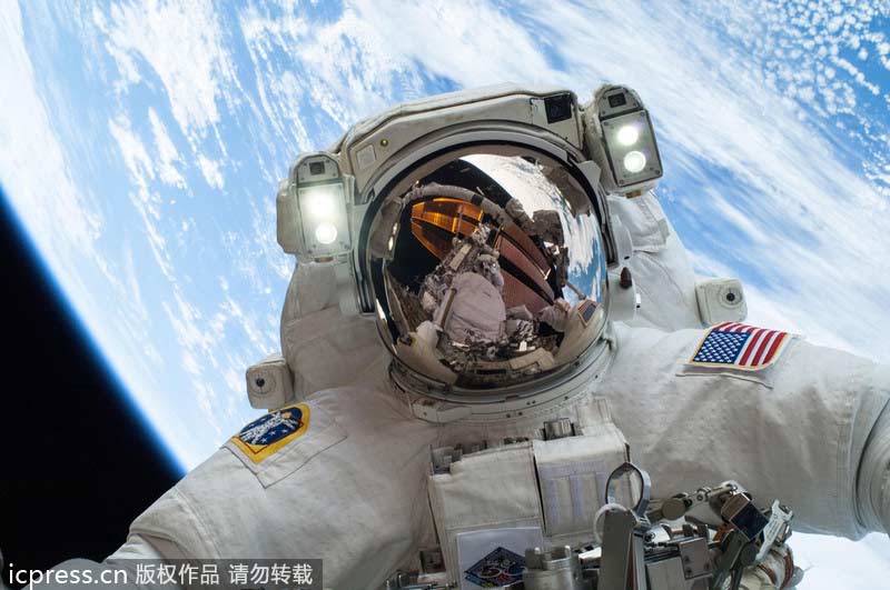 美宇航員太空玩“自拍” 藍色地球為背景