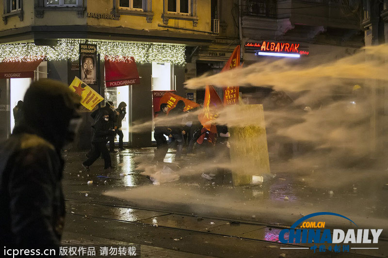 伊斯坦布爾示威轉(zhuǎn)為激烈沖突 街道一片狼藉