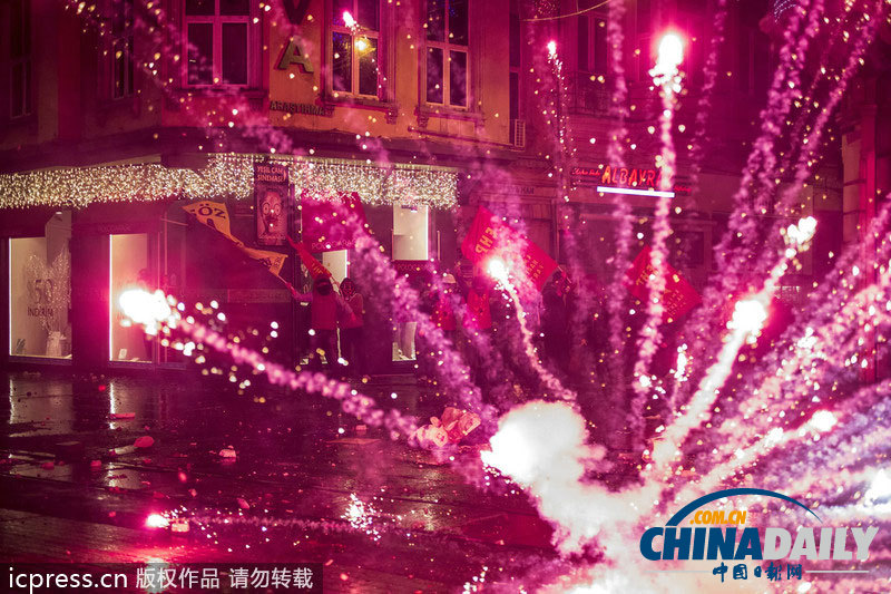 伊斯坦布爾示威轉(zhuǎn)為激烈沖突 街道一片狼藉