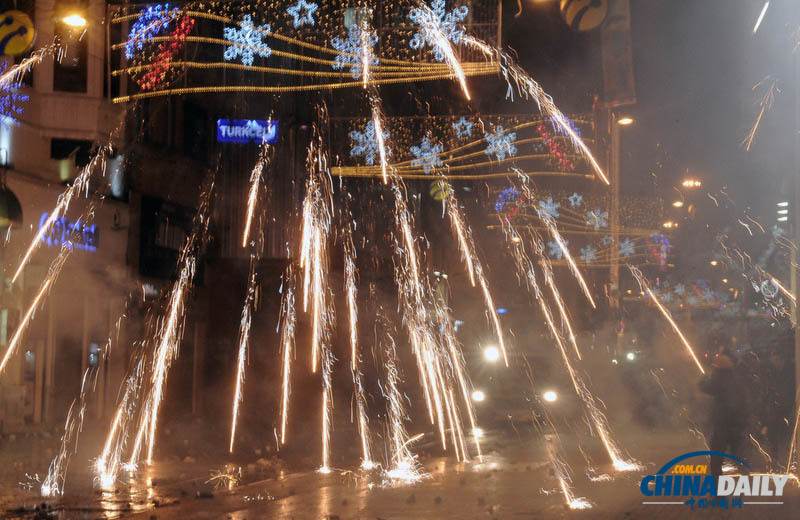 土耳其民眾抗議政府腐敗 施放煙火與警方激烈沖突