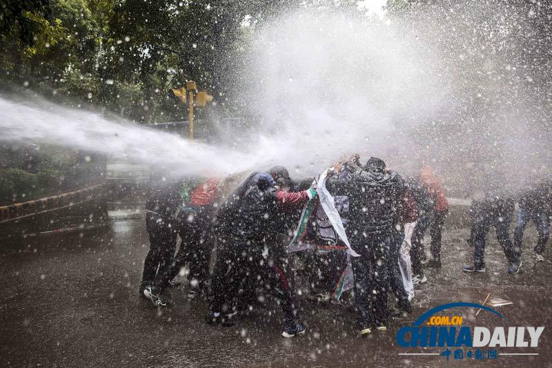 印度反對派示威抗議腐敗 遭警方高壓水槍鎮(zhèn)壓