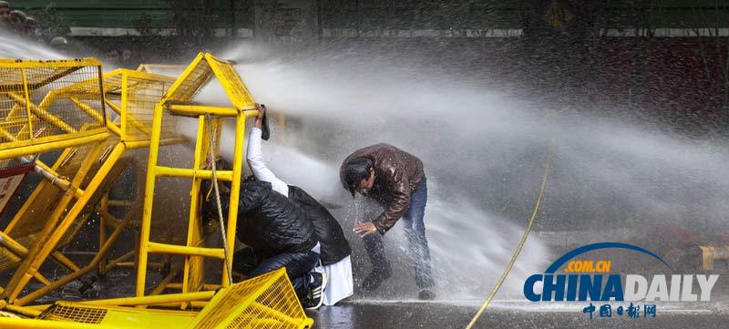 印度反對派示威抗議腐敗 遭警方高壓水槍鎮(zhèn)壓