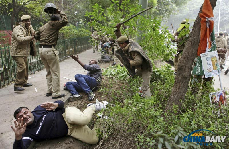 印度民眾游行總理府外抗議腐敗 遭警察當街棒打