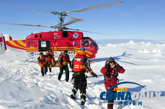 載俄受困人員破冰船暫?；爻?恐陷入南極浮冰