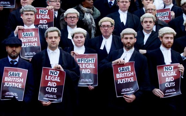 英國(guó)女律師拎萬元名牌包參加罷工遭質(zhì)疑