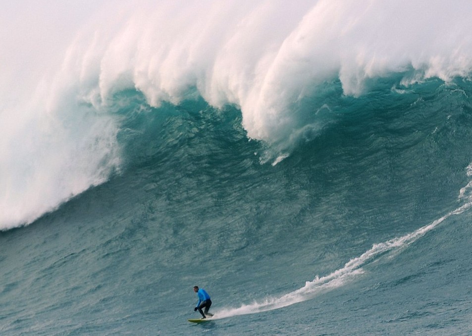 與20米高巨浪嬉戲！神勇弄潮兒沖浪場(chǎng)面超震撼