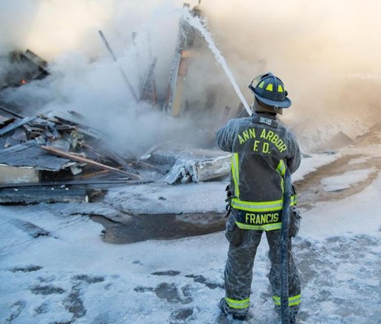 美消防員遭遇冰火兩重天 一邊滅火一邊結(jié)冰