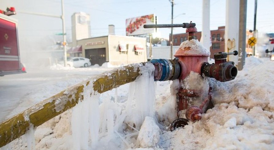 美消防員遭遇冰火兩重天 一邊滅火一邊結(jié)冰