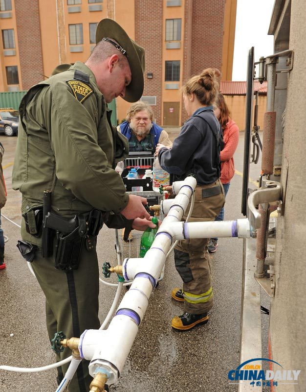 美化學(xué)物質(zhì)外泄污染河流致30萬人斷水 引發(fā)搶購潮