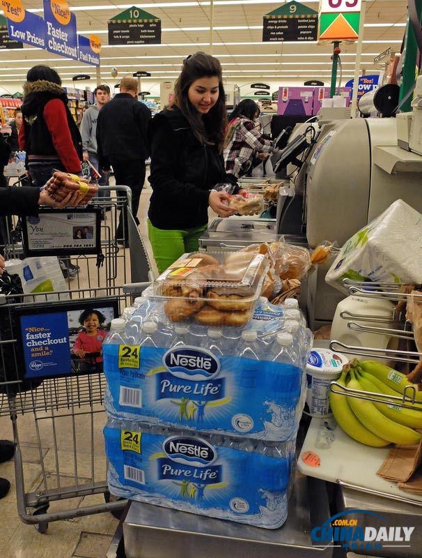 美化學(xué)物質(zhì)外泄污染河流致30萬人斷水 引發(fā)搶購潮