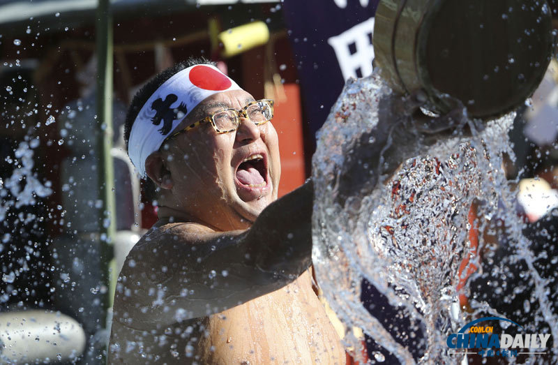 為凈化身體和靈魂 日本神道教信徒無論男女自潑冰水
