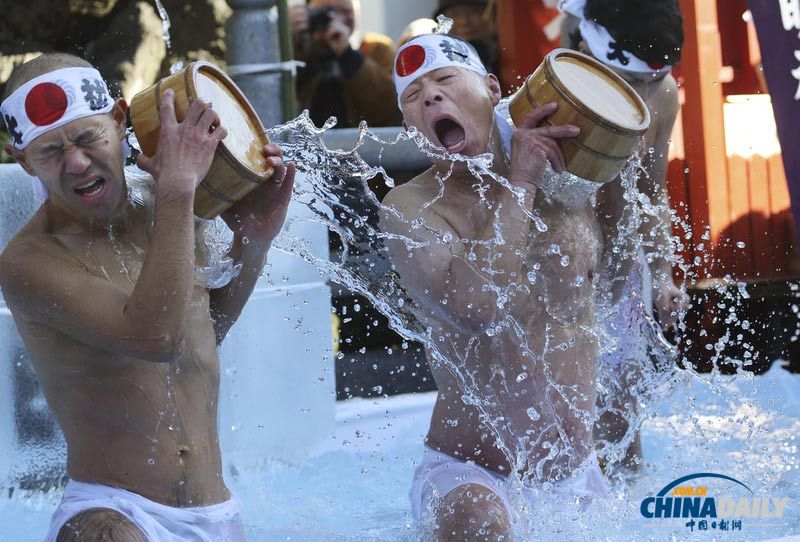 為凈化身體和靈魂 日本神道教信徒無(wú)論男女自潑冰水