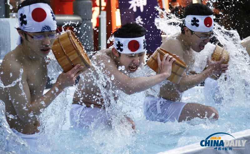 為凈化身體和靈魂 日本神道教信徒無(wú)論男女自潑冰水