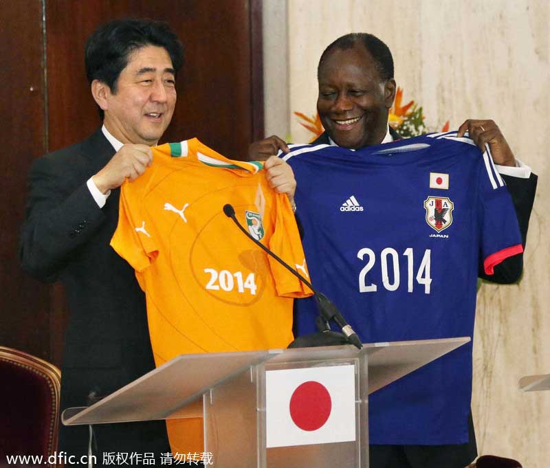 安倍抵達(dá)科特迪瓦展開(kāi)訪問(wèn) 與總統(tǒng)瓦塔拉交換球衣