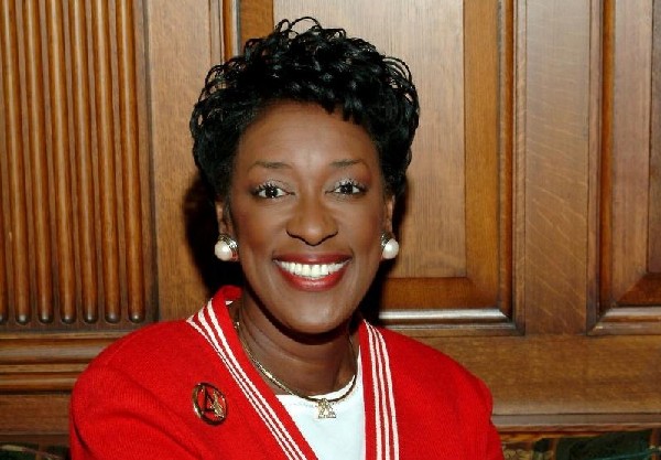 美一大學出古怪規(guī)定:嚴禁單身校長與伴侶同居