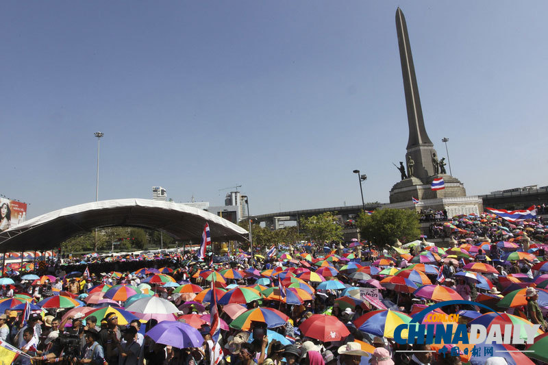 泰民眾燭光祈禱和平解決沖突 13日封鎖如期進(jìn)行