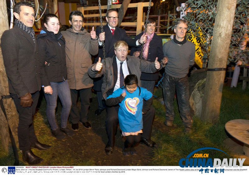 倫敦市長難改老頑童本色 視察工作時(shí)蕩秋千好開心