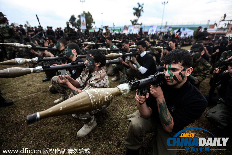 巴勒斯坦學(xué)生軍事訓(xùn)練畢業(yè)式 有模有樣不輸真士兵