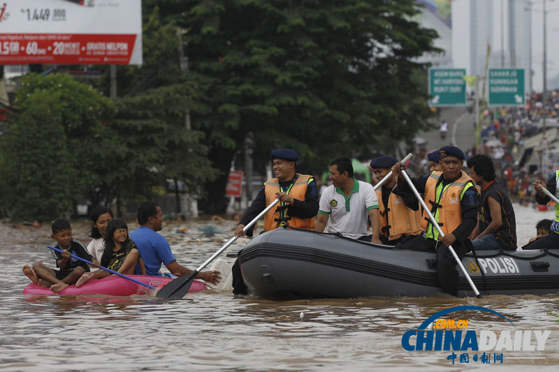 印尼洪水泛濫持續(xù) 居民被迫“劃船”出行