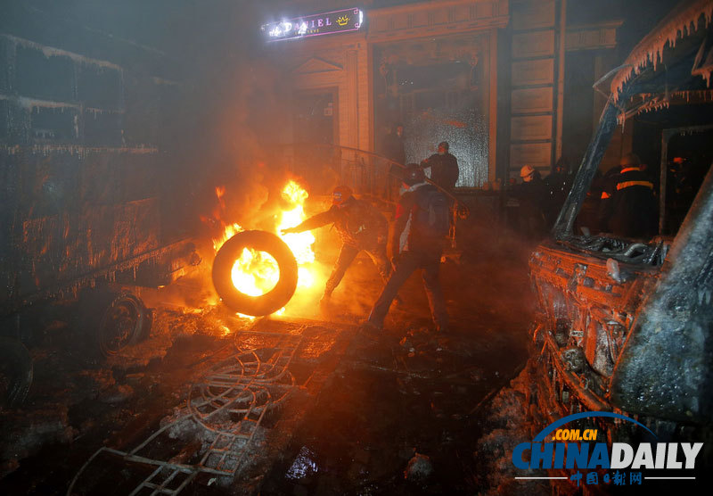 烏克蘭首都騷亂仍在持續(xù) 警方動用催淚瓦斯鎮(zhèn)壓