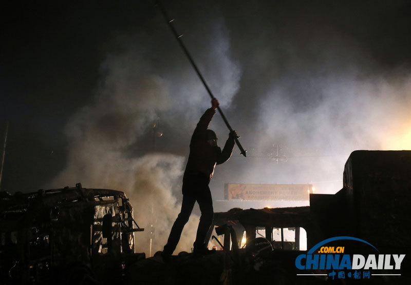 烏克蘭首都騷亂仍在持續(xù) 警方動用催淚瓦斯鎮(zhèn)壓