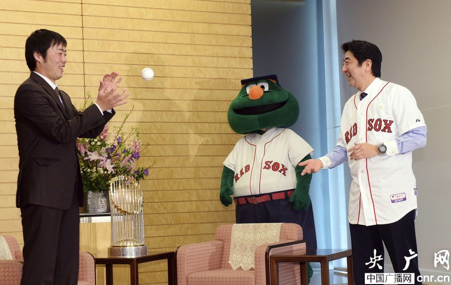 美參議員訪(fǎng)問(wèn)日本 安倍“點(diǎn)頭哈腰”恭敬接待